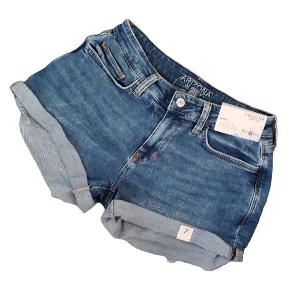 Arizona Shortie size 7 jean shorts 3.5 inseam 9.5 rise New with Tags- mid rise